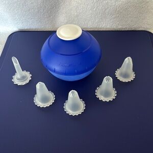 Tupperware squeeze decorator ball with tips for frosting or deviled eggs  NWOT